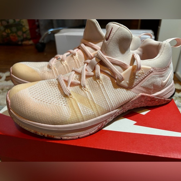 Women’s Nike Metacon Size 9 Like New! - Picture 2 of 6
